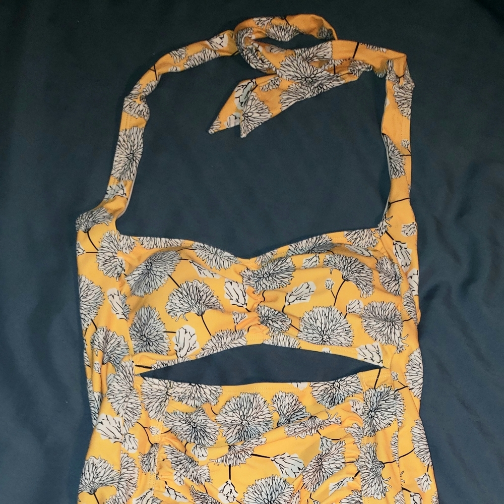 Brand New w Tags Cupshe Sunflower One Piece Sz L - Picture 1 of 4